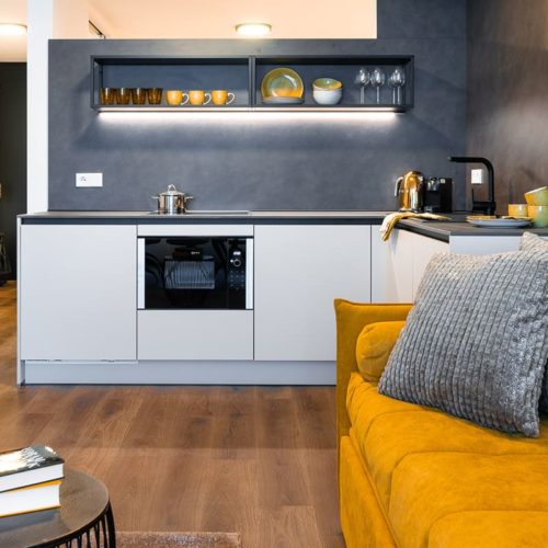 Gerharts - City Suite Family Wohnbereich mit Küche und Couch